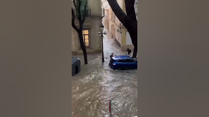 DANA ESPAÑA | Una mujer y niños huyen de una inundación causada por la tormenta