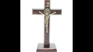 CRUCIFIXO DE MESA COM MEDALHA DE SÃO BENTO 12 CM (CRUZ DA LIBERTAÇÃO)