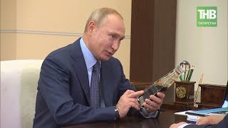 Сечин принес на встречу с Путиным подарок в виде 