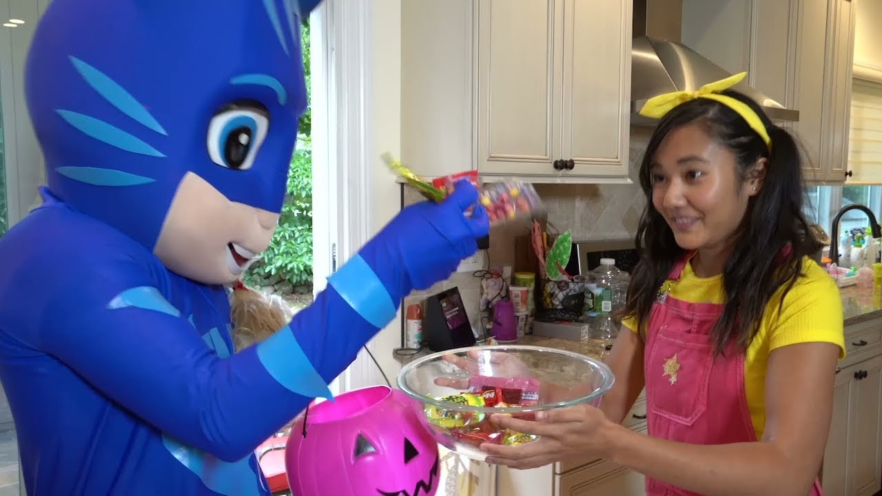 Ellie Sparkles Celebrates Halloween with Romeo from PJ Masks