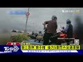 停路中撿手機釀禍! 像打保齡球害5機車追撞｜TVBS新聞 @TVBSNEWS01