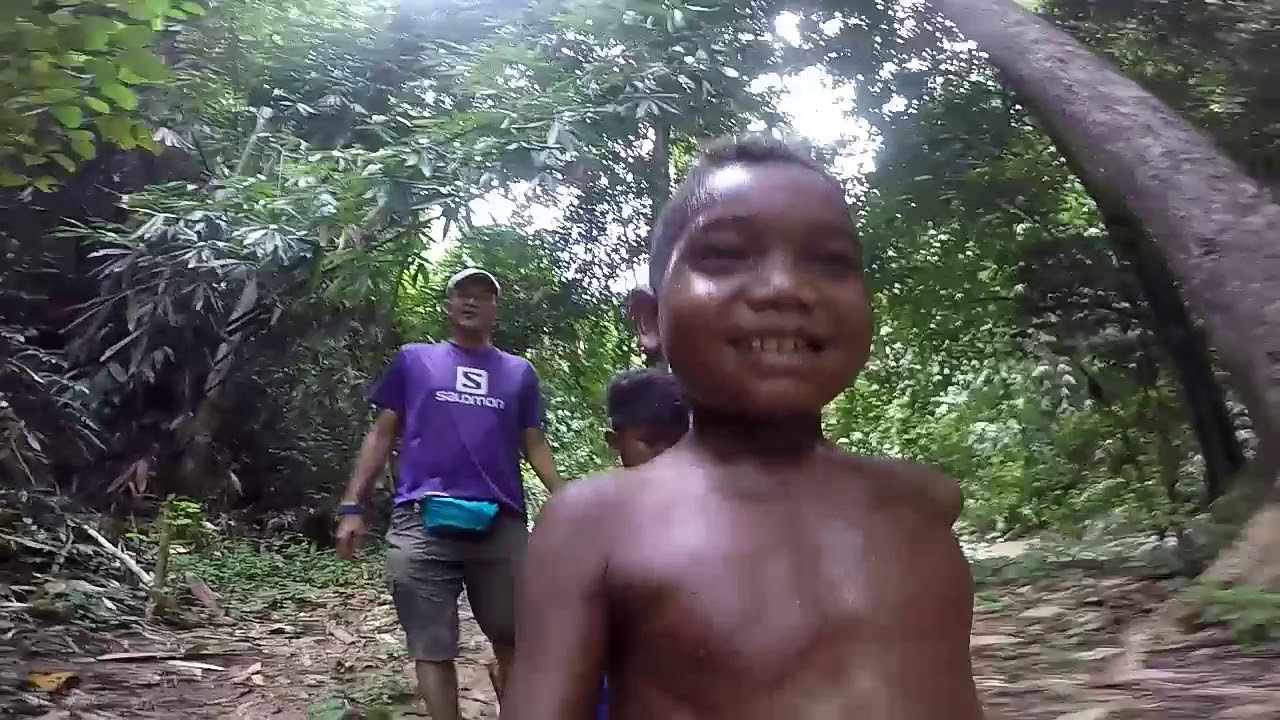 Meet Jahai tribe little boy named Rihar a 4 year old guide 👍