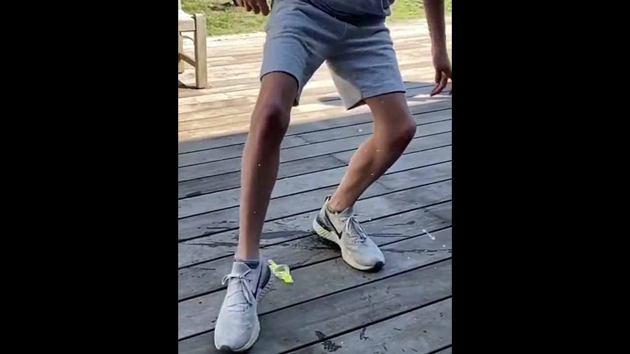 Einfach so aus Langeweile etwas in Nike Schuhen zertreten 😂