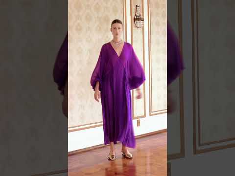 Vestido mídi, estilo envelope, em georgette de seda com mangas raglan.