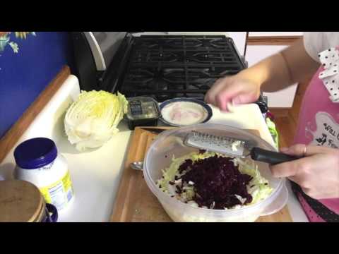 Видео рецепт Салат из красной капусты, пекинской капусты и орехов