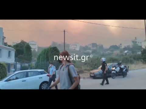 Φωτιά στην Πεντέλη: Η Αστυνομία απομακρύνει τους κατοίκους