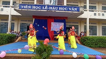 Tiết mục múa: "Dòng máu Lạc Hồng" thể hiện bởi lớp 8C trường THCS Nguyễn Trãi