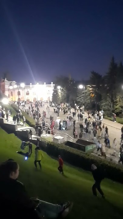 Казань.Воскресенье,народ пришел посмотреть световое шоу на кремлевской ...