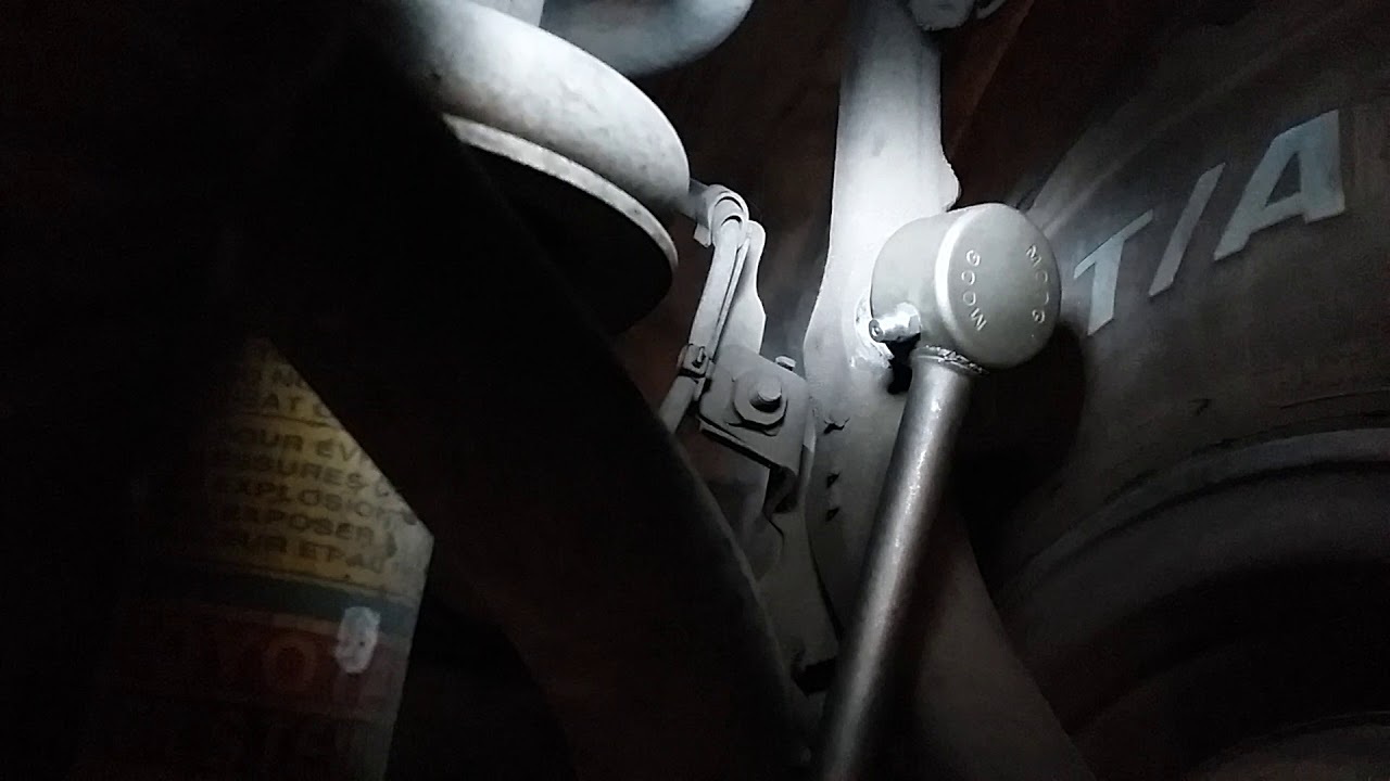 Toyota Tacoma PreRunner SR5 V6 RWD / Front Sway Bar link replacement