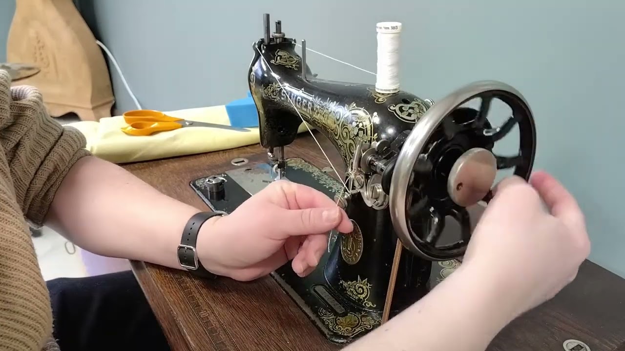 Poljettava Singer 15-30 (~1914) ompelukoneen puolaaminen ja langoitus