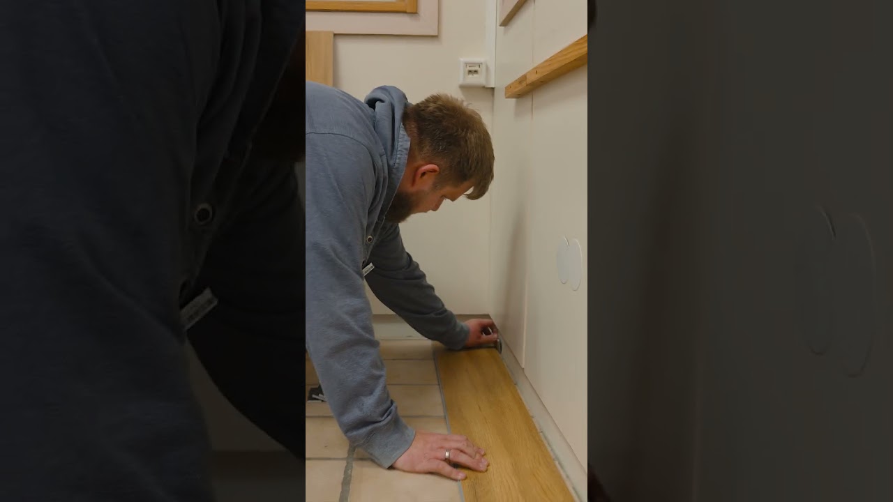 Die erste Reihe ausrichten, beim Vinylboden verlegen