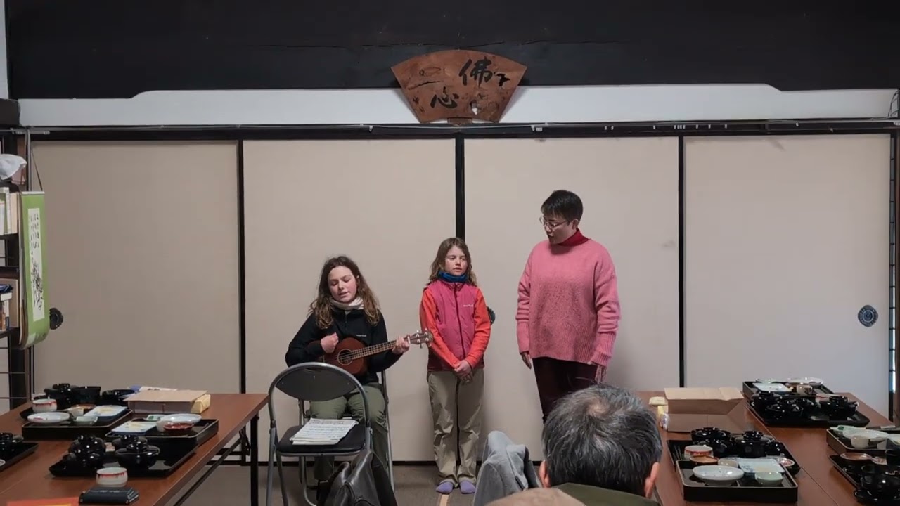 令和８年１月26日 　スイス🇨🇭パッシュファミリーのナイラちゃんとフィビーちゃんが、日本の歌を披露してくれました。