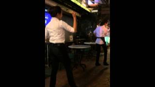 My trip to Thaïland : servers are dancing in a cafe in Bangkok!