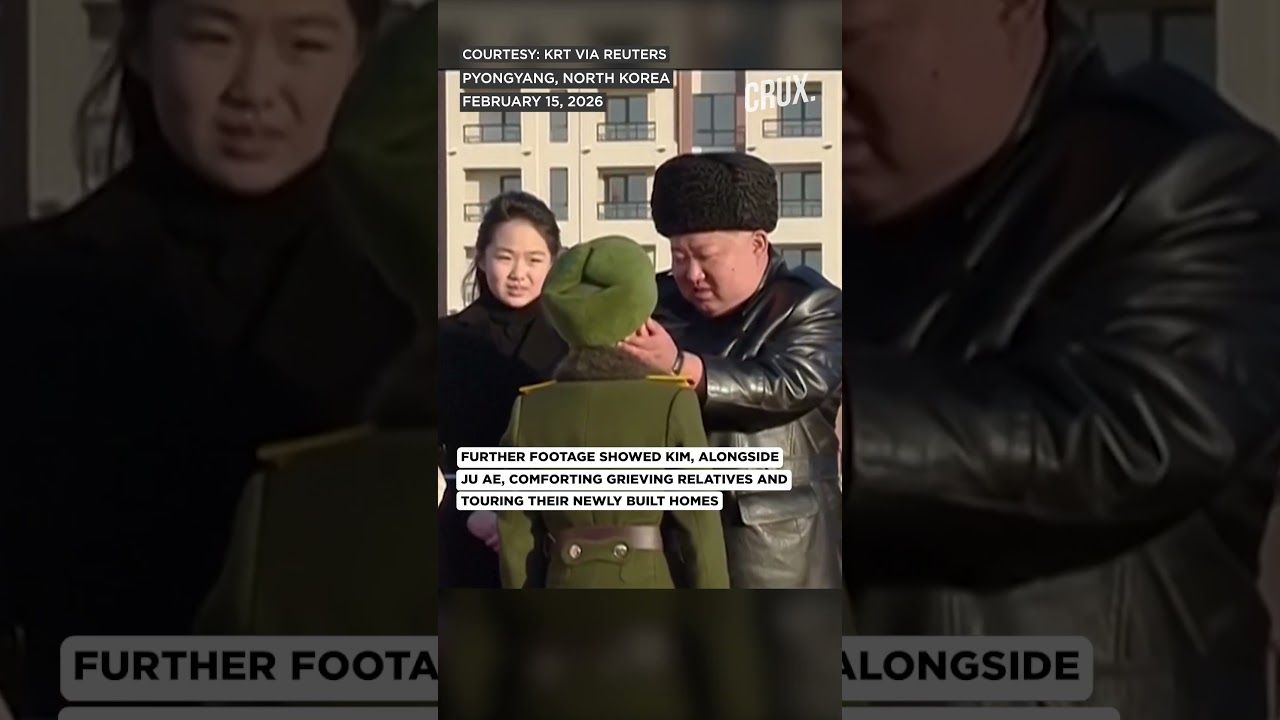 Ким демонстрирует свою дочь на церемонии передачи жилья погибшим солдатам.