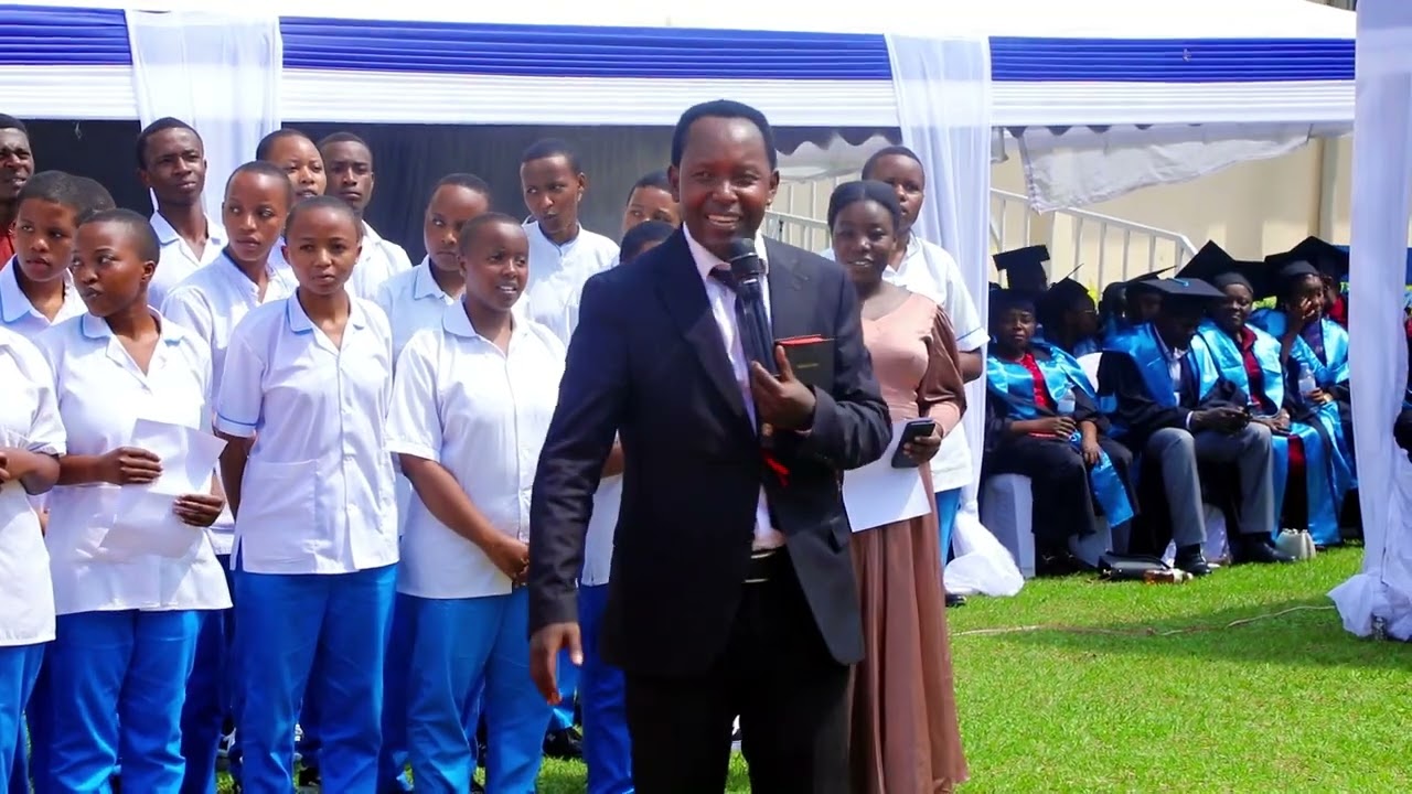 KAMINUZA YA GITWE:Graduation ya 12. Golden home choir na Pastor Apolinaire badususurukije