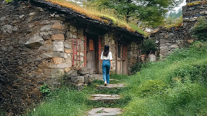 She’s Amazing! The Beautiful Girl Transformed an Old House into a 5-Star Hotel on the Mountain