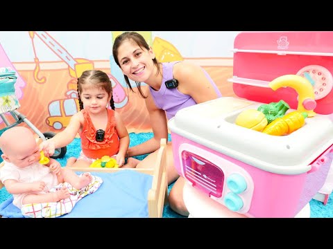 Play Doh video. Ayşe yeni mutfak setinde Baby Born oyuncak bebek için sebze püresi yaptı