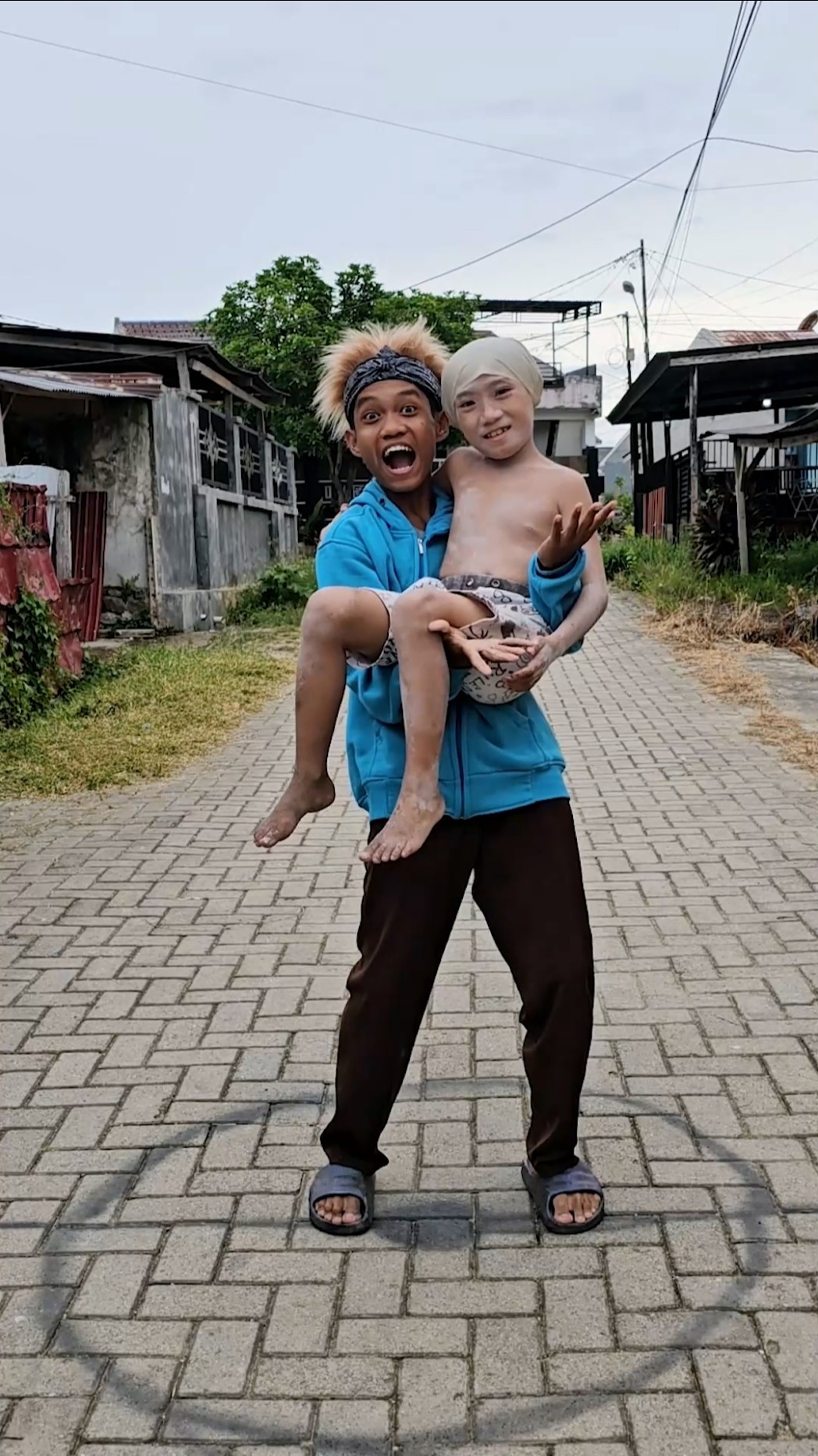 PAPA MAGICATE A BALL INTO A BABY