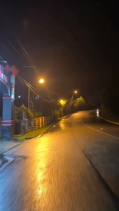 jalan di malam hari sesudah hujan di kota bogor