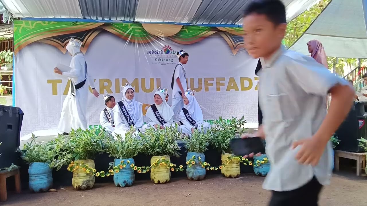 Prosesi Penyerahan sertifikat dan pengalungan medali kepada peserta Takrimul Huffadz