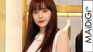 松井愛莉、シンプルコーデにカラフル小物でアクセント