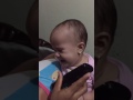 La nena llamando a papi