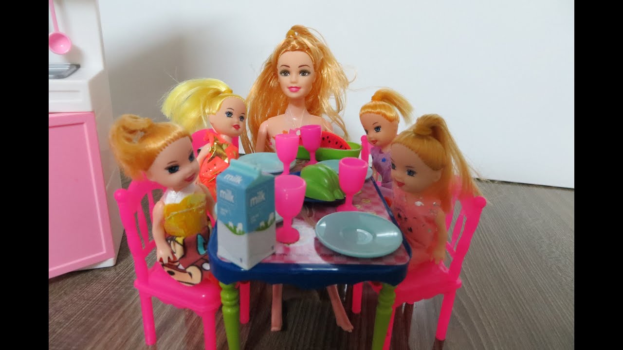 BARBİE KIZLARINA YEMEK YAPIYOR