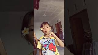 Khanza Imut Bernyanyi