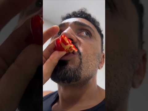 Tirullipa, sua esposa e a Lala comendo o morango do amor