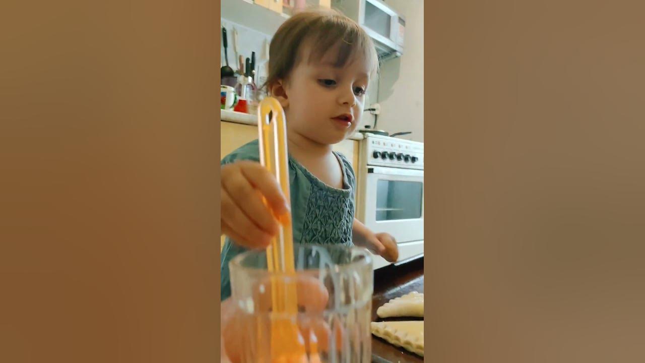 Дочка помогает готовить десерт. - YouTube