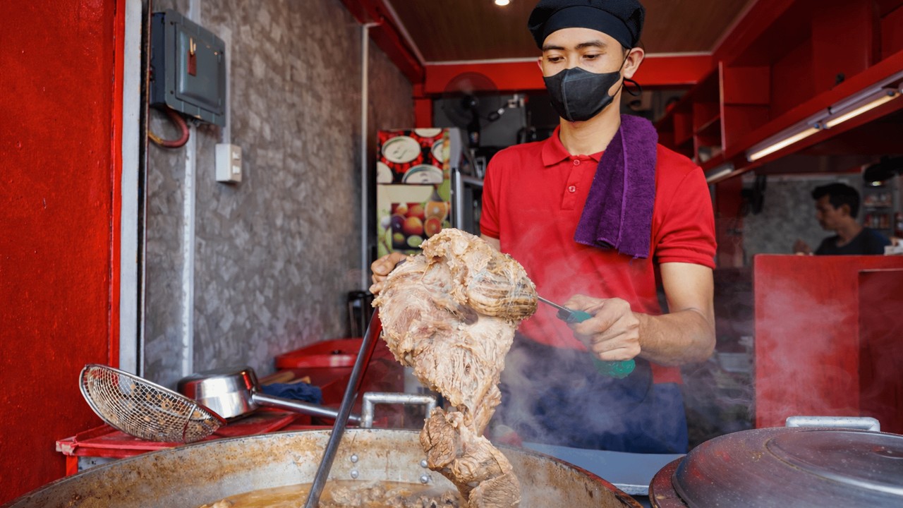 Famous Filipino Soup Made From Cow Organs | Cagayan de Oro Street Food (Remember Me, Soup No. 5)