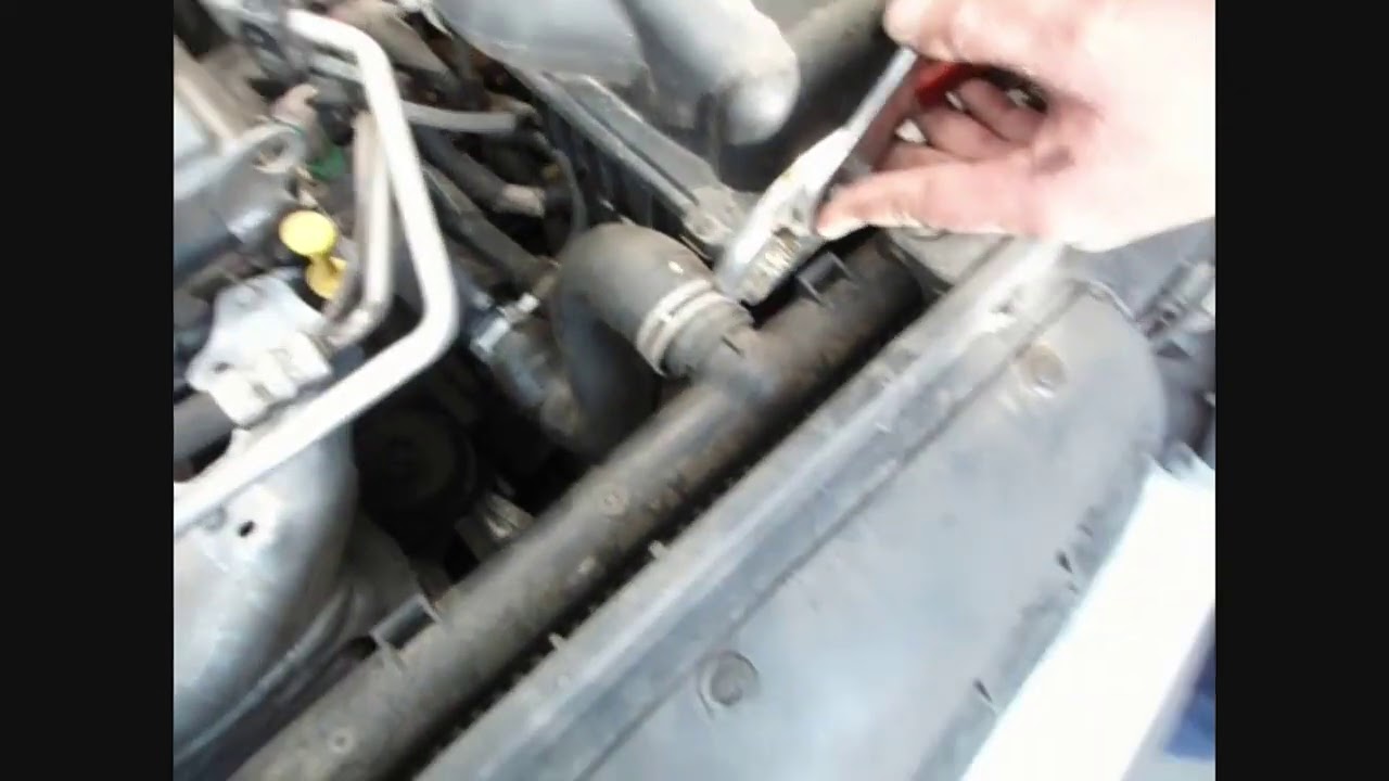 COMO MANGUERA SUPERIOR RADIADOR PEUGEOT 206 - YouTube
