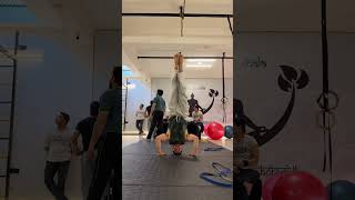 No hand headstand balance 🤸‍♂️ core + neck strength in progress 💪🔥