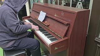 Mystery Man Plays Interstellar On A Public Piano (UNBELIEVABLE!!!)