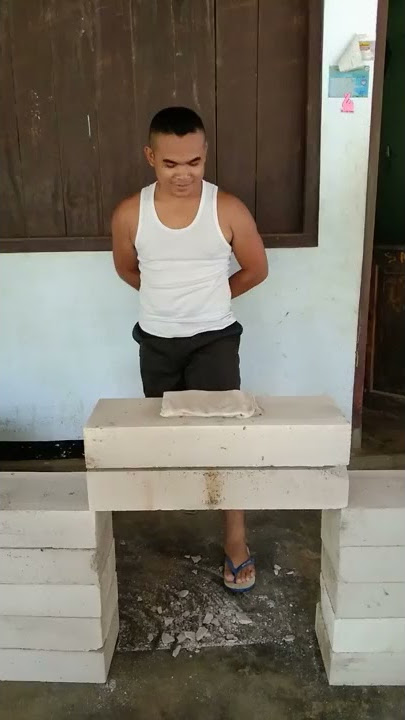 Cara mudah patahkan 2 bata hebel dengan kepala