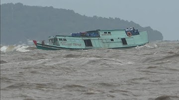 ship in storm/Tàu khách quay đầu trờ về vì sóng trong cơn bão NORU quá lớn