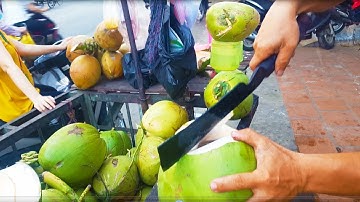 Người đàn ông chặt dừa bán luôn cơm dừa cực siêu trên đường phố Sài Gòn | street food of saigon