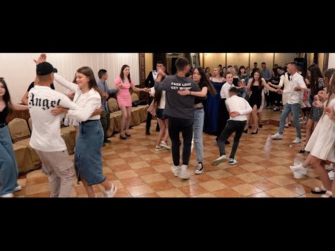 In Toiul Petreceriii La Balul De Absolvire Cu Lume Frumoasa