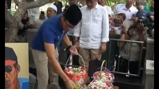 Sandiaga Berziarah ke Makam Seniman Gombloh
