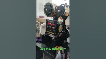 Máy dập nắp ly lỗi chạy cuộn màn liên tục và khay đựng ly đẩy chưa ra hết hành trình.