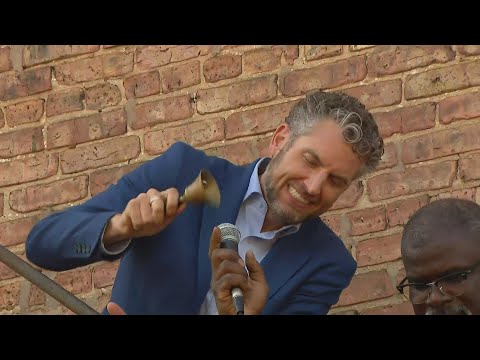 CBS 2's Brad Edwards rings bell at Poe Elementary Classical School