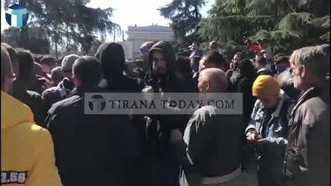Tirana Today - Momenti kur çahet kordoni i policisë dhe garda hedh gaz lotsjellës