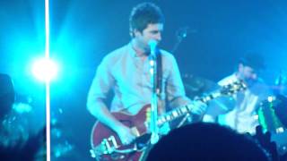 Noel Gallagher & HFB live in Milan 28112011 - Everybody's on the run