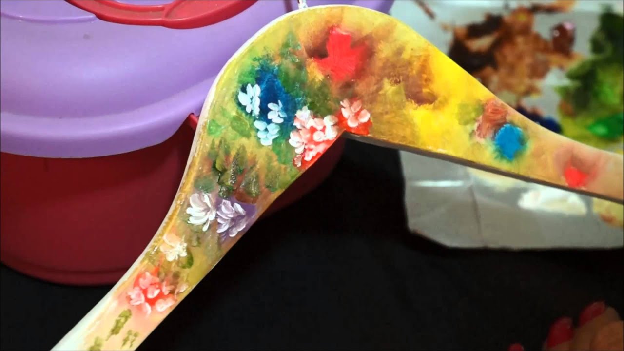 Porta Echarpe em cabide de madeira - pintura flores do campo