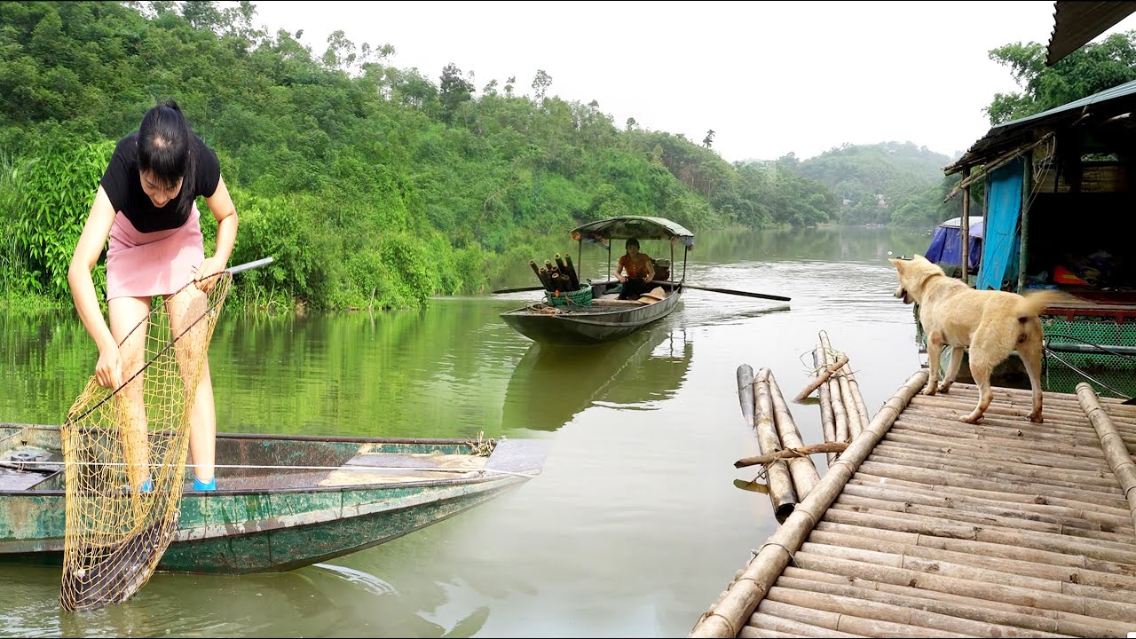 TOP VIDEOS: fishing on a boat - Simple tools, catch a lot of fish, eels, on the river.