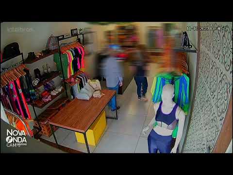 Câmera flagra assalto a loja de roupas em Nova Venécia