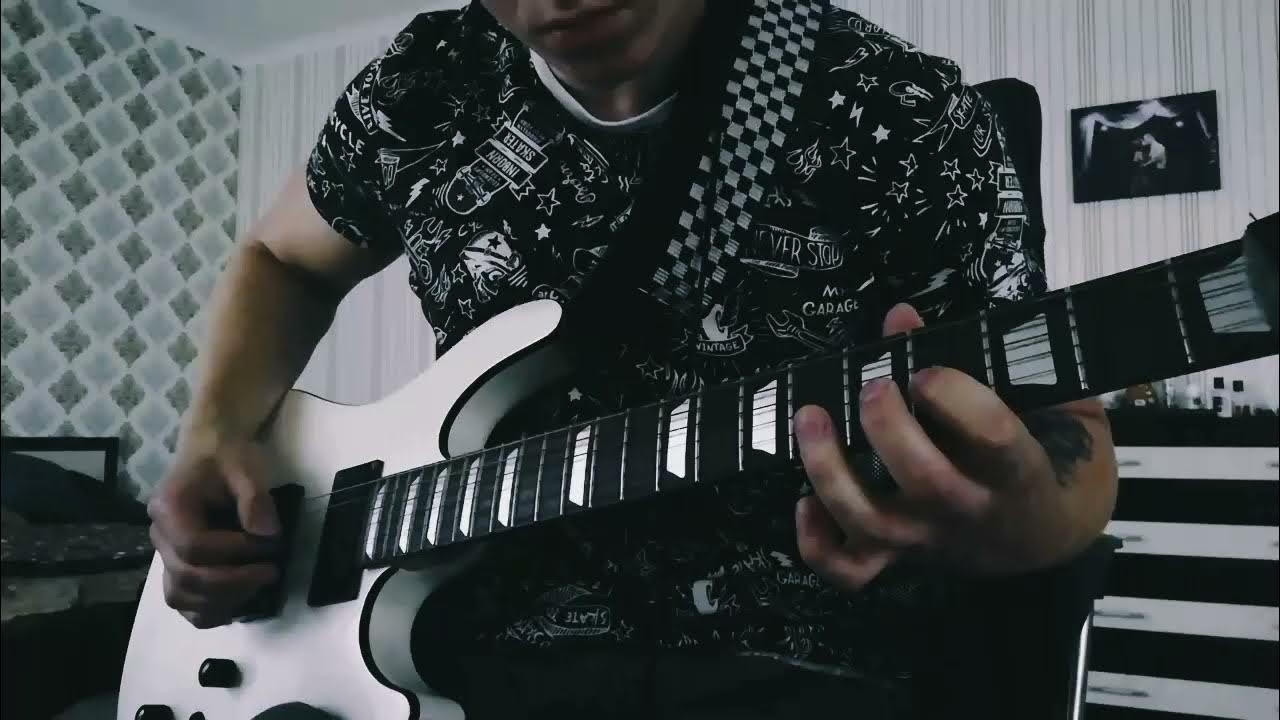 Ноты лирической песни. Армейскаяпксня под гита-у. Парень с гитарой и девушка. Гитара акустическая девушка. Картинка люблю дорогу и музыку.