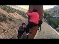 Las familias migrantes saltan la valla fronteriza de Tijuana y se dirigen a los Estados Unidos