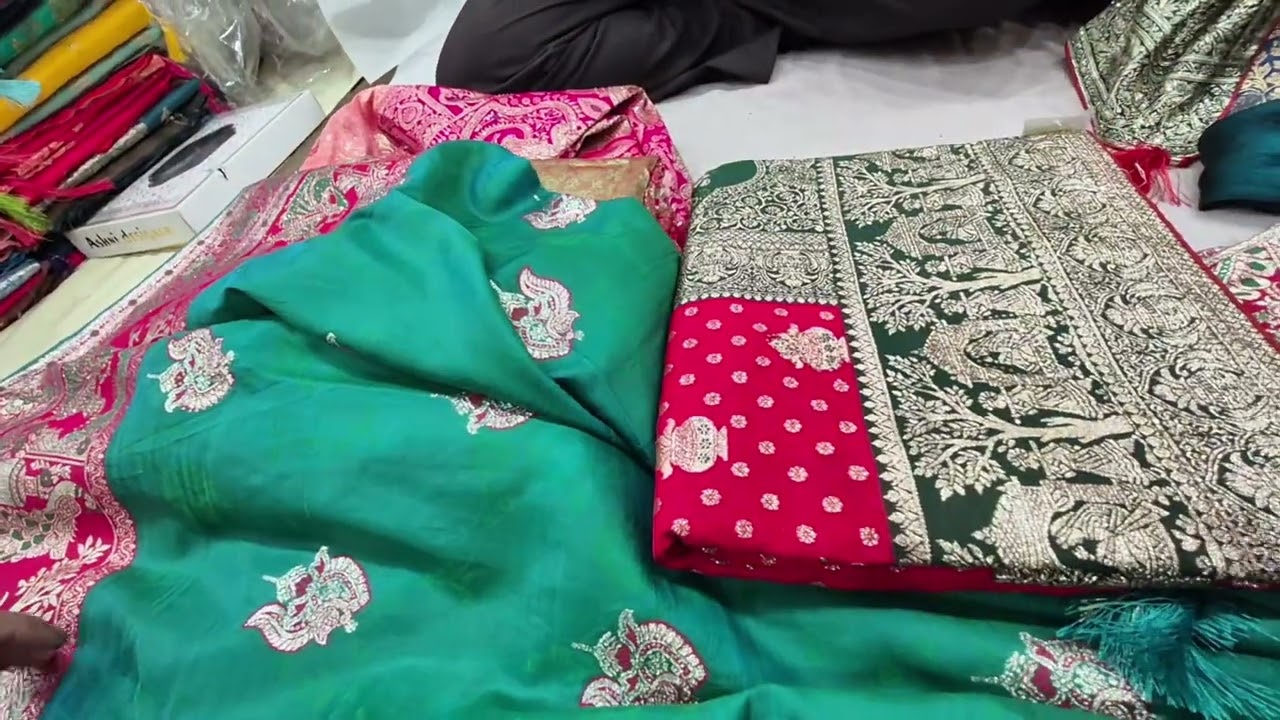 Mummy ki shopping bhi start hogyi || मार्केट में आयी है सुंदर साड़ियां 😊#haldwanivlog#viral#youtube 