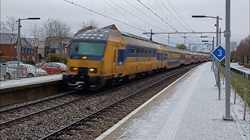 DDZ komt met Toeter langs station Twello in de Sneeuw 
